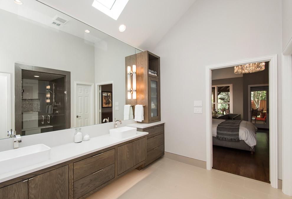 Mittelgroßes Modernes Badezimmer En Suite mit freistehender Badewanne, braunen Fliesen, brauner Wandfarbe und weißer Waschtischplatte in Dallas
