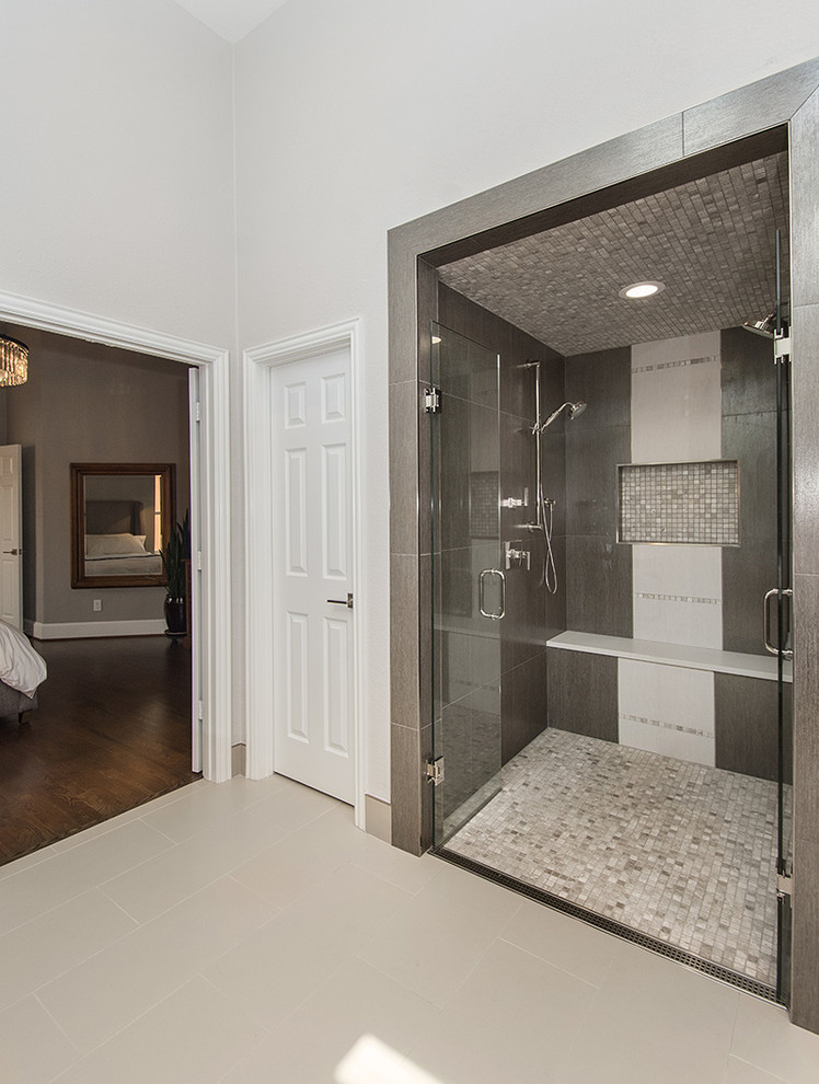Пример оригинального дизайна: главная ванная комната среднего размера в современном стиле