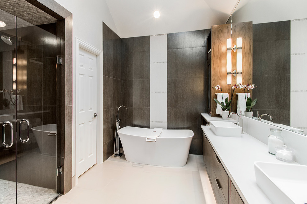Foto di una stanza da bagno padronale contemporanea di medie dimensioni con vasca freestanding, piastrelle marroni e pareti marroni