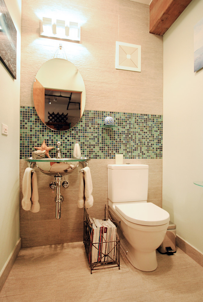 Foto di una stanza da bagno con doccia minimal di medie dimensioni con lavabo sospeso, top in vetro, doccia alcova, WC monopezzo, piastrelle multicolore, piastrelle a mosaico, pareti beige e pavimento in gres porcellanato