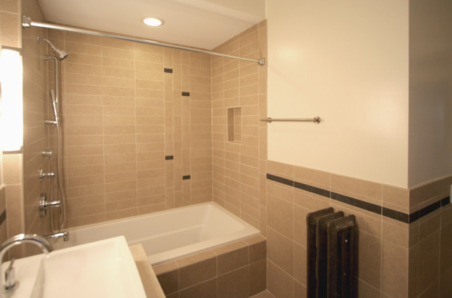 Idées déco pour une salle d'eau contemporaine de taille moyenne avec une vasque, un plan de toilette en quartz modifié, une baignoire posée, un combiné douche/baignoire, un carrelage beige, des carreaux de céramique et un mur beige.