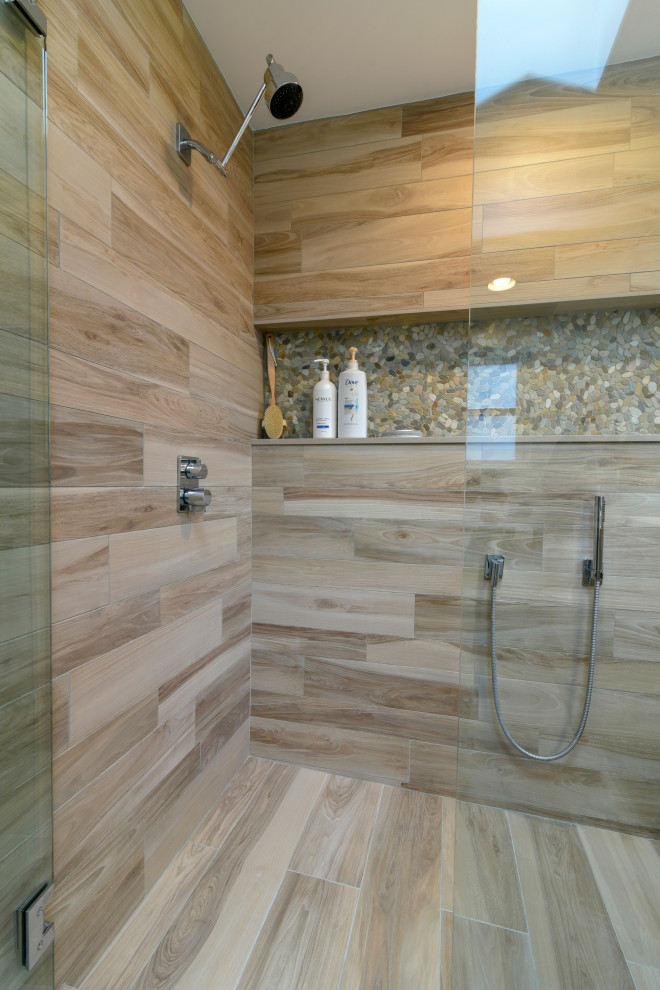 Foto på ett mellanstort funkis beige en-suite badrum, med släta luckor, grå skåp, en dusch i en alkov, brun kakel, porslinskakel, beige väggar, klinkergolv i porslin, ett avlångt handfat, bänkskiva i kvarts, beiget golv och dusch med gångjärnsdörr