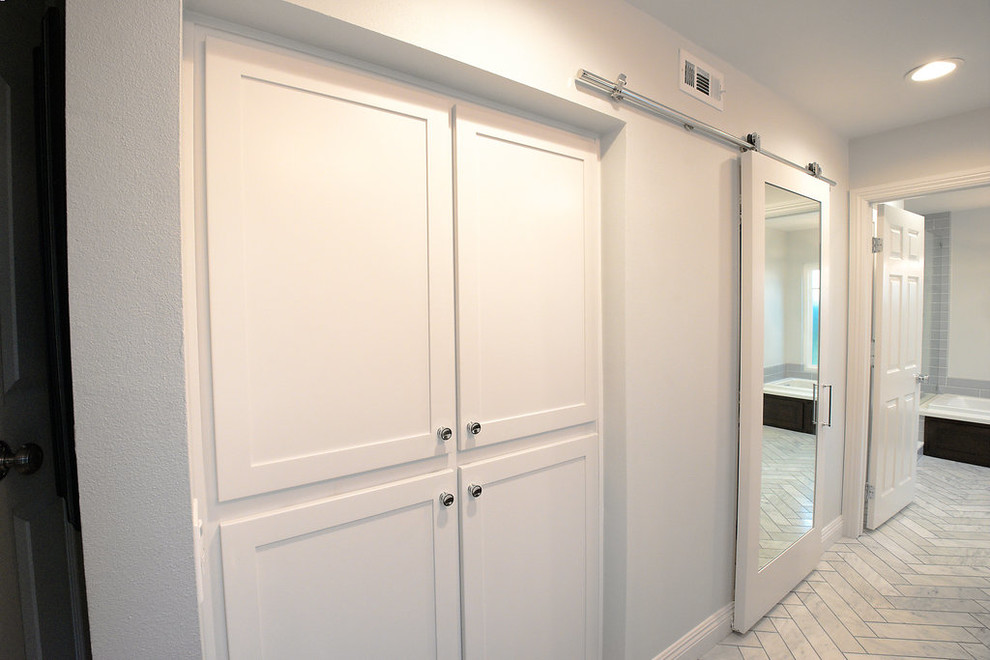 Inspiration för stora moderna en-suite badrum, med ett undermonterad handfat, skåp i shakerstil, skåp i mörkt trä, bänkskiva i kvartsit, ett platsbyggt badkar, en dusch i en alkov, en toalettstol med separat cisternkåpa, vit kakel, tunnelbanekakel, grå väggar och marmorgolv