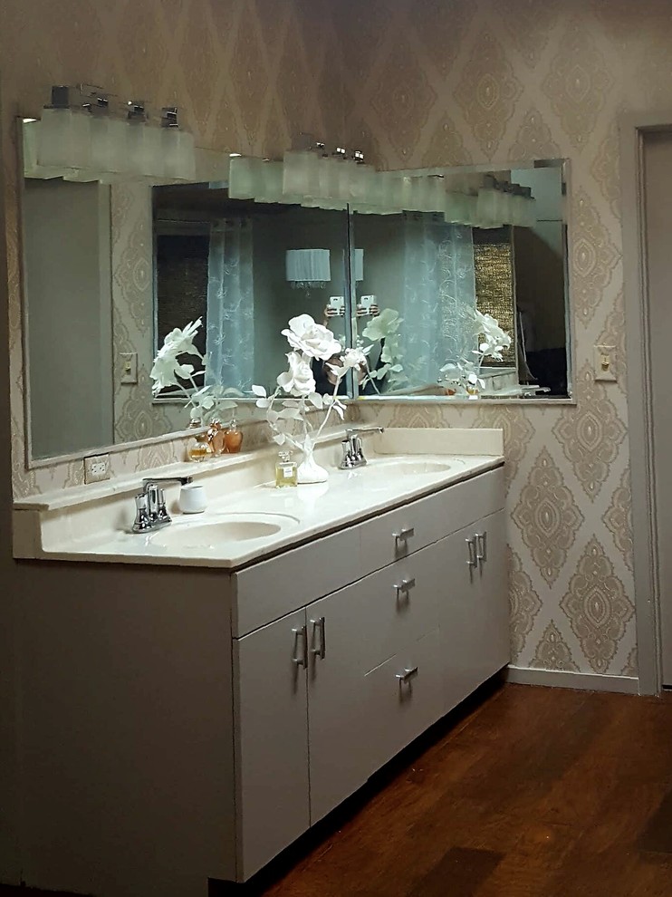 Exempel på ett litet modernt en-suite badrum, med släta luckor, beige skåp, flerfärgade väggar, mörkt trägolv, ett integrerad handfat och bänkskiva i akrylsten