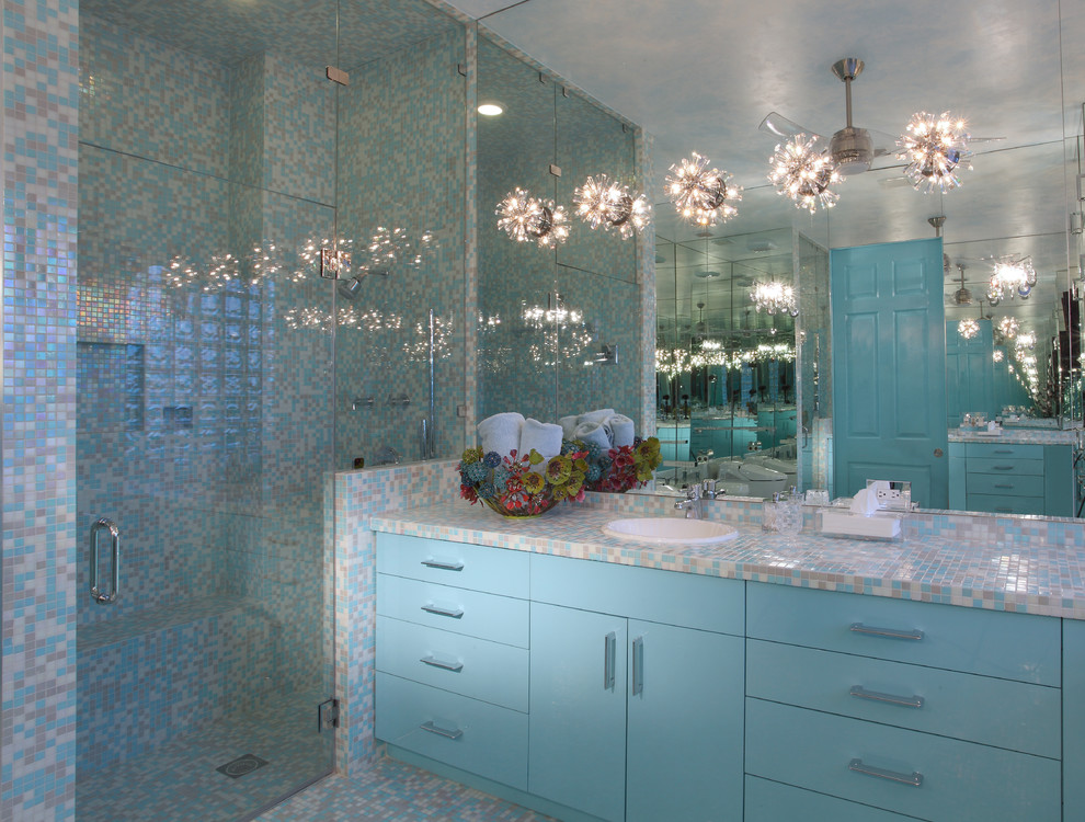 На фото: ванная комната среднего размера в современном стиле с плоскими фасадами, синими фасадами, угловым душем, синей плиткой, разноцветной плиткой, плиткой мозаикой, разноцветными стенами, полом из мозаичной плитки, накладной раковиной и столешницей из плитки с