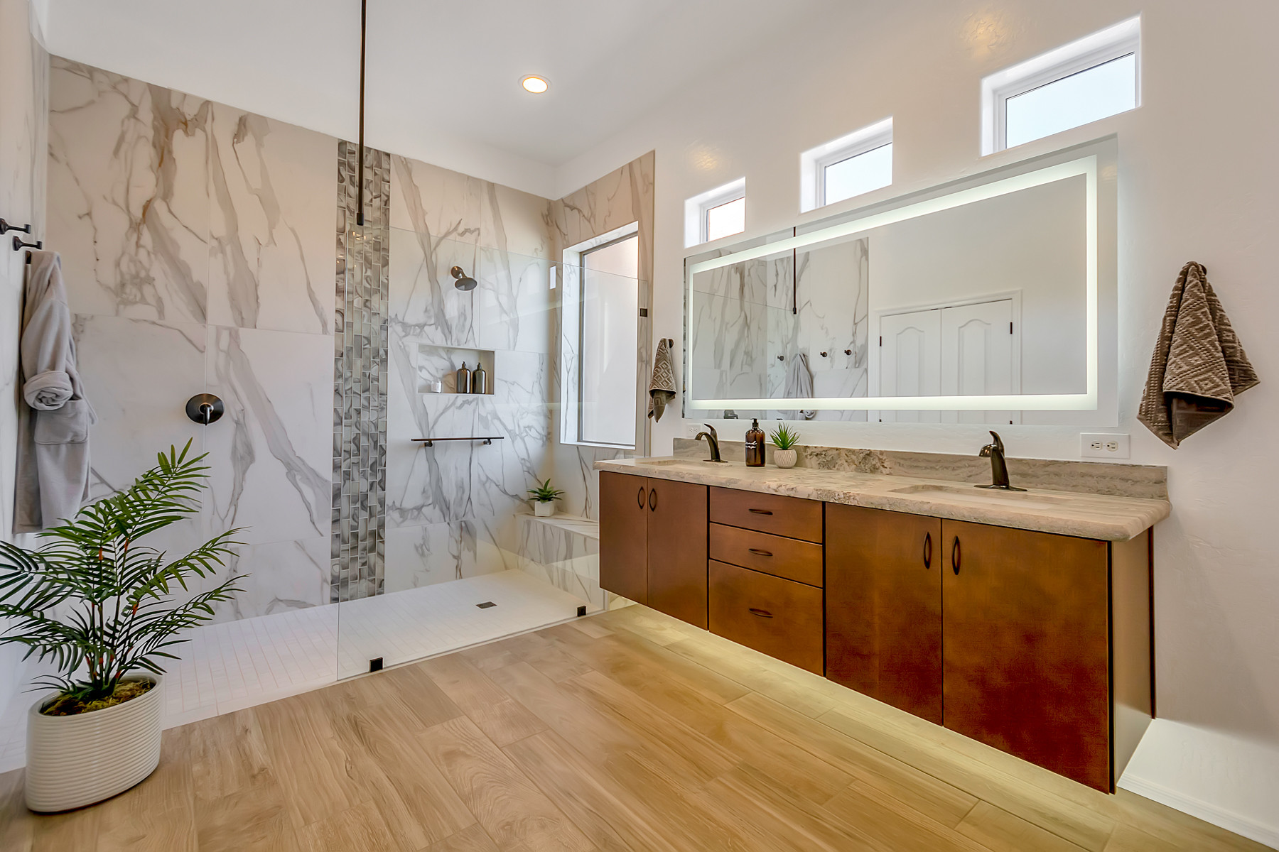 https://st.hzcdn.com/simgs/pictures/bathrooms/contemporary-master-bathroom-mariano-and-co-llc-img~f9816f6d0c9bda2d_14-2105-1-d80d182.jpg