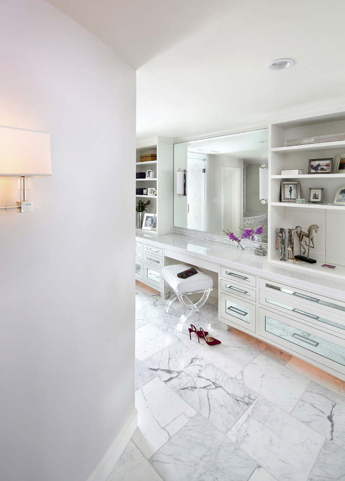 Стильный дизайн: большая главная ванная комната в современном стиле с врезной раковиной, белыми фасадами, мраморной столешницей, полновстраиваемой ванной, двойным душем, белой плиткой, серыми стенами, мраморным полом и стеклянными фасадами - последний тренд