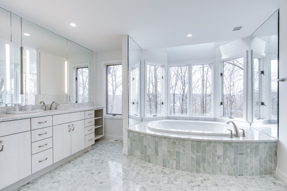 Свежая идея для дизайна: большая главная ванная комната в современном стиле с ванной в нише, врезной раковиной, столешницей из искусственного кварца и душем с распашными дверями - отличное фото интерьера