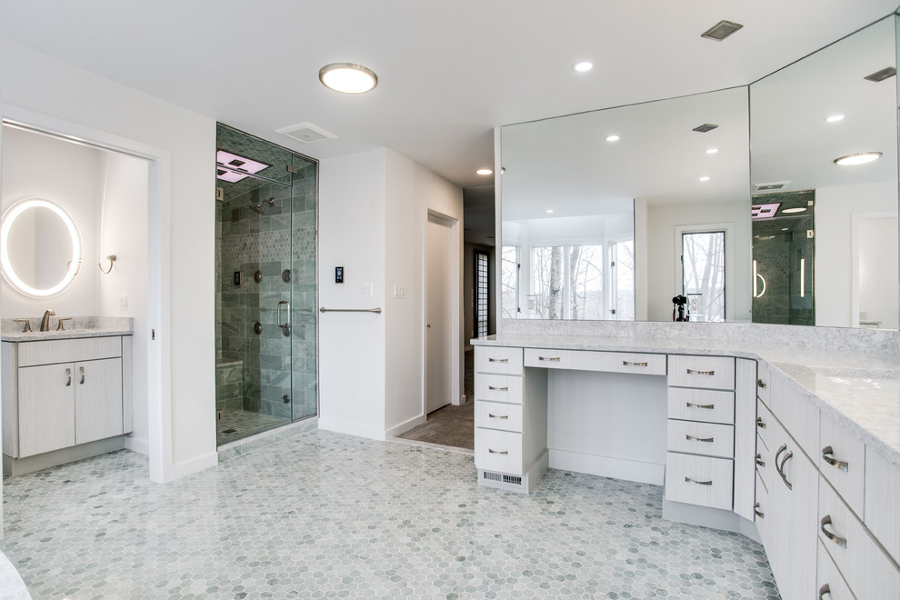 Idee per una grande stanza da bagno padronale design con vasca ad alcova, lavabo sottopiano, top in quarzo composito e porta doccia a battente