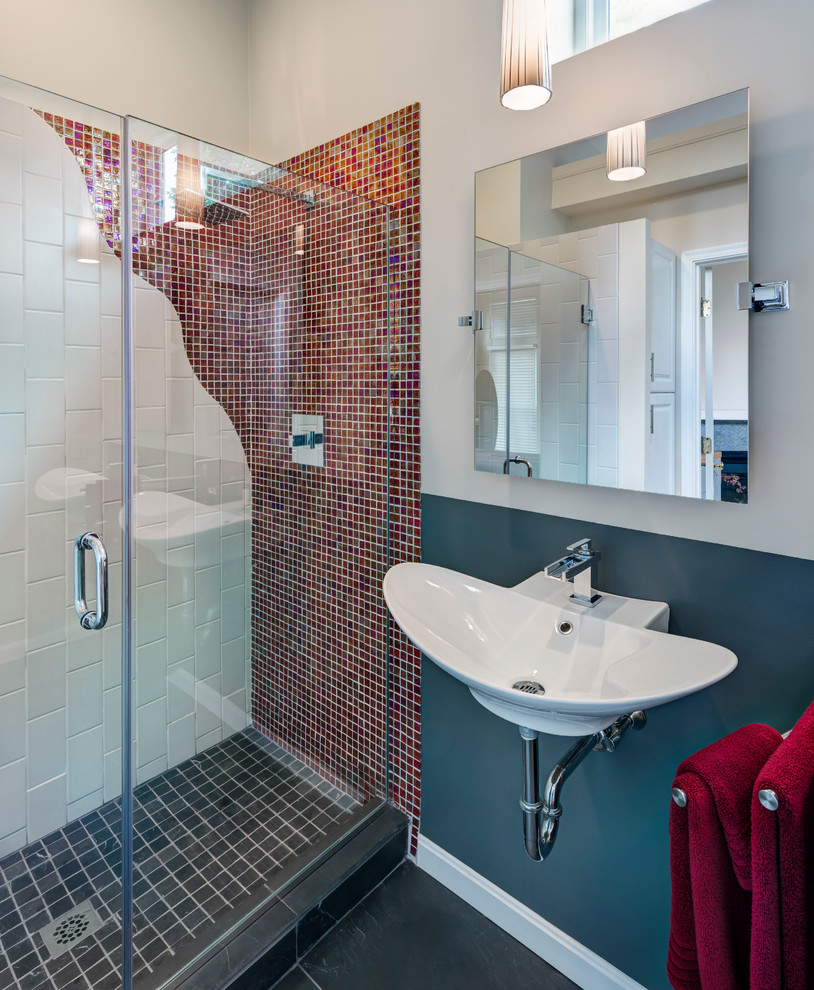 Idee per una stanza da bagno padronale design di medie dimensioni con piastrelle bianche, piastrelle di vetro, pareti bianche e pavimento in gres porcellanato