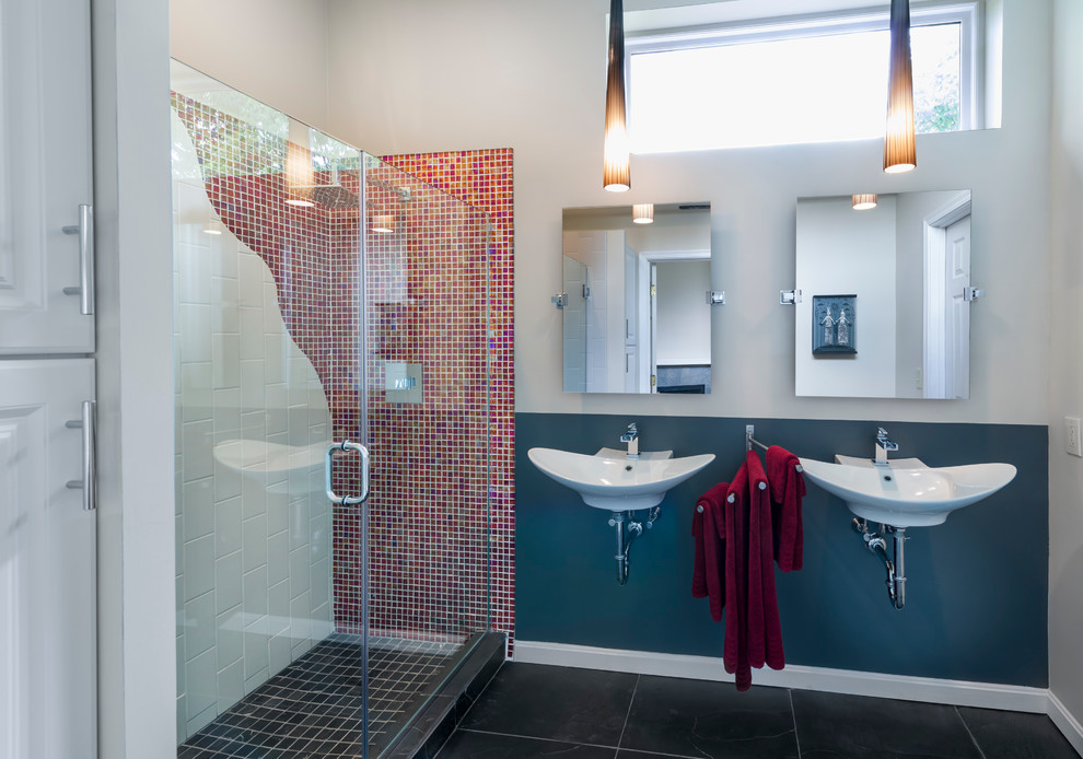 Foto de cuarto de baño principal contemporáneo de tamaño medio con baldosas y/o azulejos blancos, baldosas y/o azulejos de vidrio, paredes blancas y suelo de baldosas de porcelana