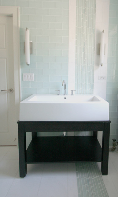 Exemple d'une grande salle d'eau tendance en bois foncé avec un placard à porte shaker, une baignoire posée, un combiné douche/baignoire, un carrelage beige, des carreaux de céramique, un mur beige, une vasque et un plan de toilette en quartz modifié.
