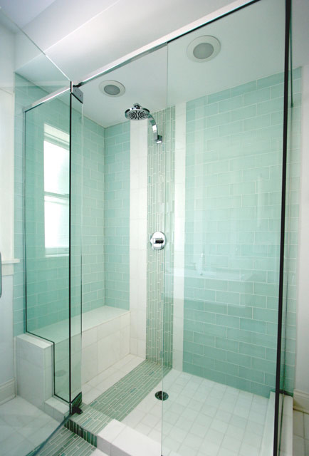 Immagine di una grande stanza da bagno padronale design con doccia ad angolo, piastrelle blu, piastrelle di vetro e pareti bianche