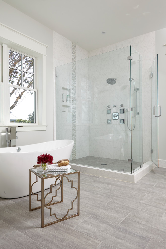 Inredning av ett modernt en-suite badrum, med ett fristående badkar, porslinskakel, grå väggar, klinkergolv i porslin och grått golv
