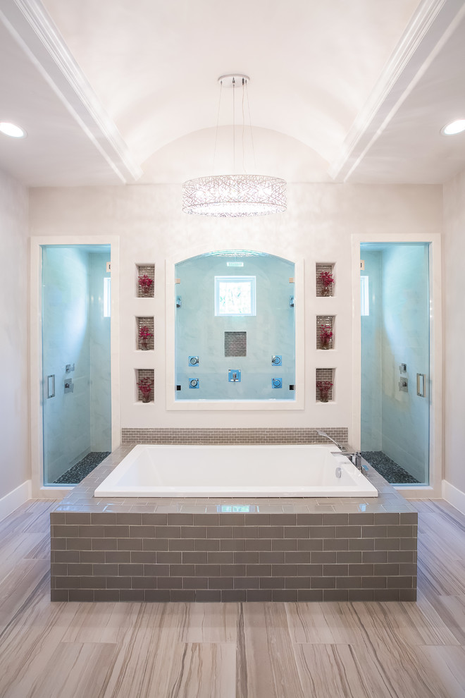 Esempio di una grande stanza da bagno padronale contemporanea con piastrelle grigie e pareti bianche