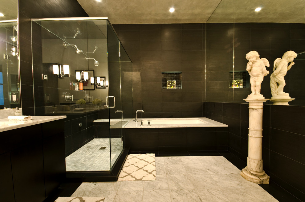 Стильный дизайн: большая главная ванная комната в современном стиле с плоскими фасадами, темными деревянными фасадами, столешницей из гранита, полновстраиваемой ванной, белой плиткой и коричневыми стенами - последний тренд