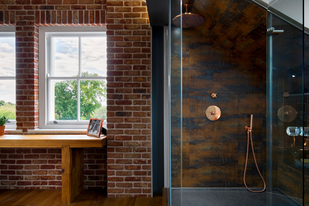 Idéer för att renovera ett stort funkis en-suite badrum, med en kantlös dusch, mellanmörkt trägolv, träbänkskiva, brunt golv och dusch med gångjärnsdörr