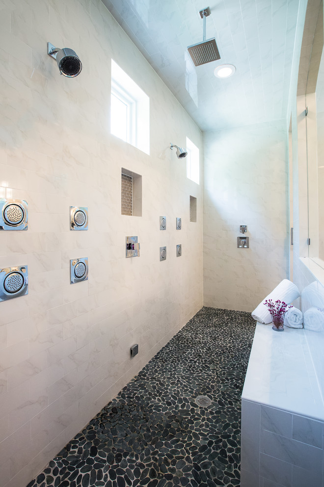 Immagine di una grande stanza da bagno padronale minimal con piastrelle grigie e pareti bianche