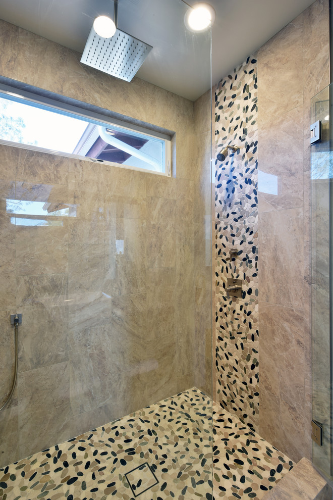 На фото: большая главная ванная комната в современном стиле с фасадами в стиле шейкер, коричневыми фасадами, душем в нише, унитазом-моноблоком, бежевой плиткой, керамогранитной плиткой, серыми стенами, полом из керамогранита, настольной раковиной, столешницей из искусственного кварца, бежевым полом, душем с распашными дверями и разноцветной столешницей