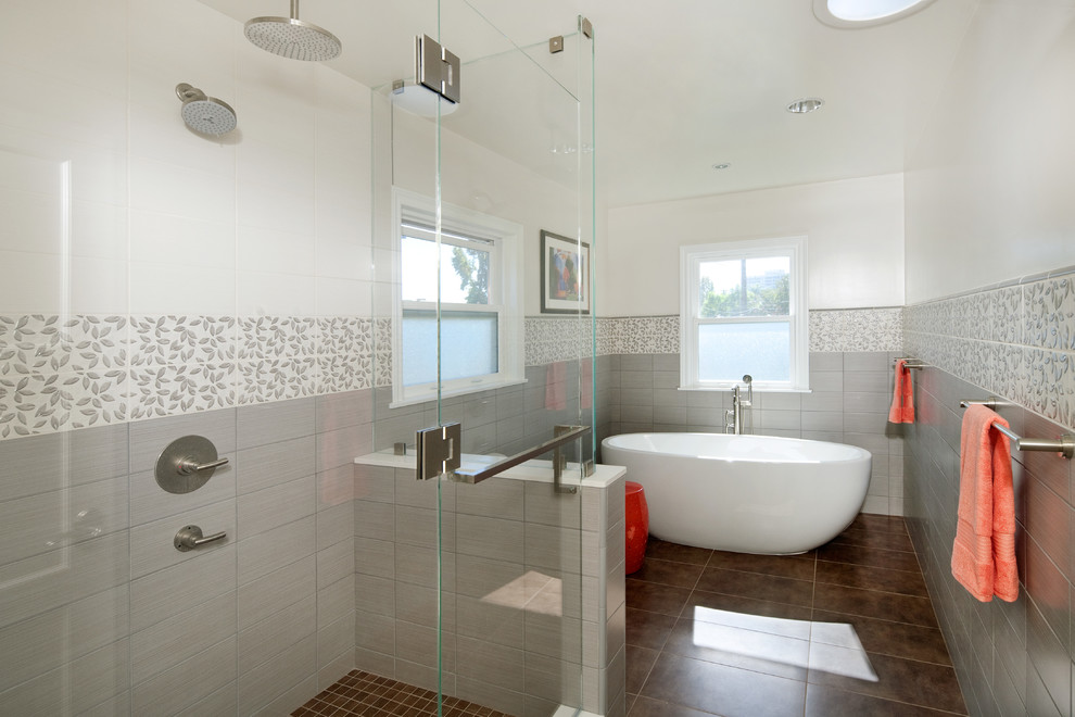 Exempel på ett mellanstort modernt en-suite badrum, med släta luckor, bruna skåp, ett fristående badkar, våtrum, en toalettstol med separat cisternkåpa, grå kakel, porslinskakel, vita väggar, klinkergolv i terrakotta och ett undermonterad handfat
