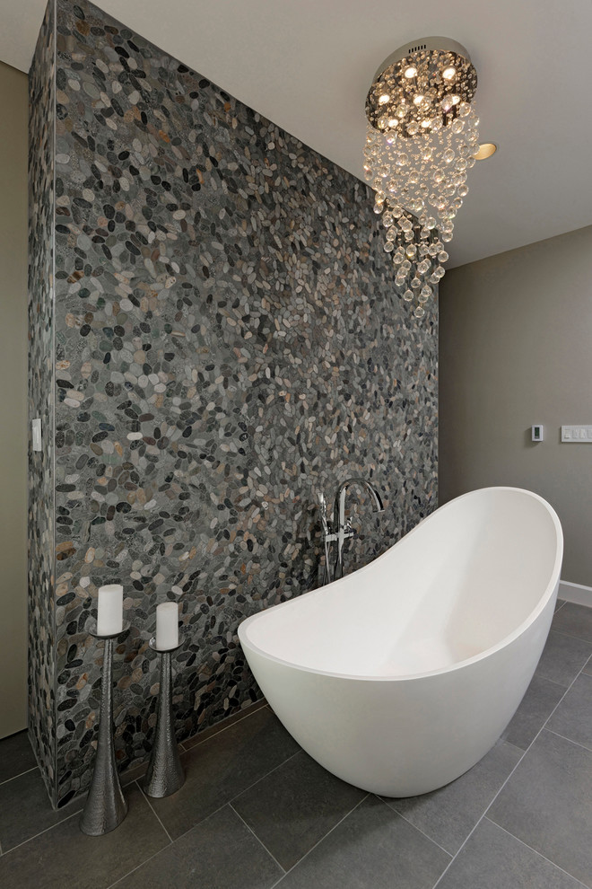 Ispirazione per una stanza da bagno contemporanea con vasca giapponese, pareti grigie e pavimento in ardesia