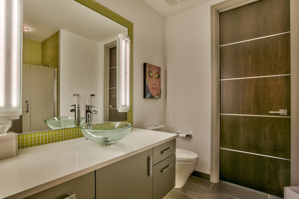 Пример оригинального дизайна: ванная комната среднего размера в современном стиле с настольной раковиной, плоскими фасадами, серыми фасадами, зеленой плиткой, плиткой мозаикой, белыми стенами, душем в нише, раздельным унитазом, полом из сланца, душевой кабиной, столешницей из искусственного кварца и душем с распашными дверями