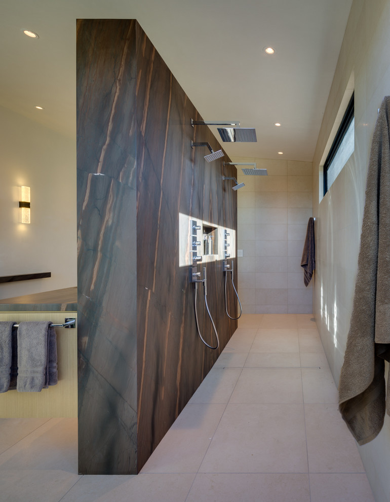 Foto de cuarto de baño contemporáneo con armarios con paneles lisos, puertas de armario de madera clara, bañera exenta, paredes grises, suelo beige y encimeras grises