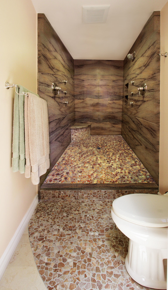 Cette photo montre une salle d'eau tendance de taille moyenne avec une douche ouverte, WC à poser, un carrelage multicolore et un mur beige.