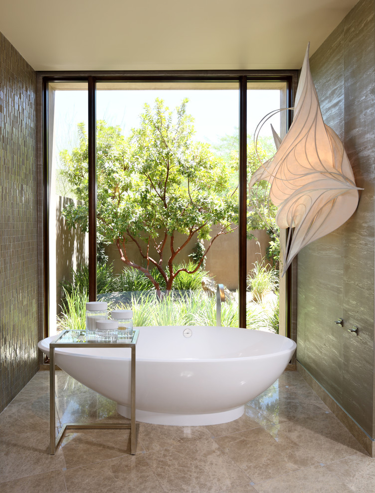 Esempio di una stanza da bagno contemporanea con vasca freestanding e piastrelle grigie