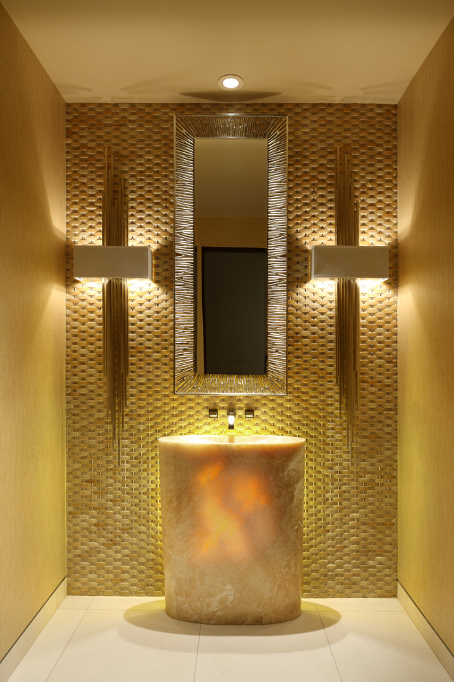 На фото: ванная комната в современном стиле с раковиной с пьедесталом и желтыми стенами с