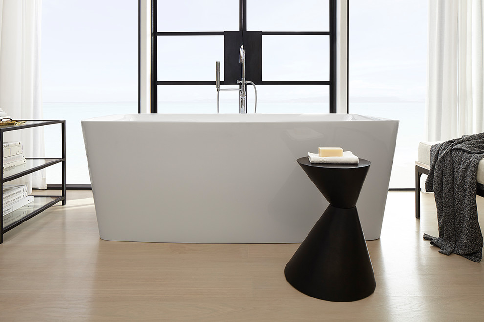 Inspiration för mellanstora moderna en-suite badrum, med släta luckor, skåp i ljust trä, ett fristående badkar, en öppen dusch, en bidé, vita väggar, ljust trägolv, ett integrerad handfat och bänkskiva i betong