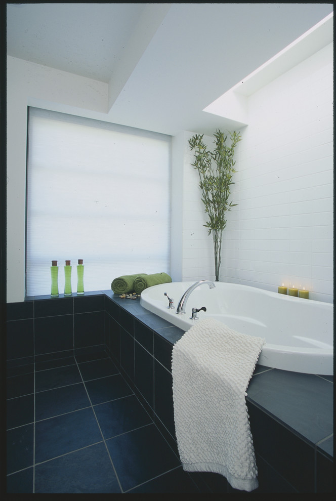 Imagen de cuarto de baño principal contemporáneo grande con bañera encastrada, baldosas y/o azulejos negros, baldosas y/o azulejos de piedra, paredes blancas y suelo de pizarra