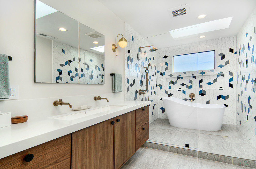 Пример оригинального дизайна: главная ванная комната среднего размера в стиле ретро с плоскими фасадами, фасадами цвета дерева среднего тона, разноцветной плиткой, керамической плиткой, столешницей из искусственного кварца и белой столешницей