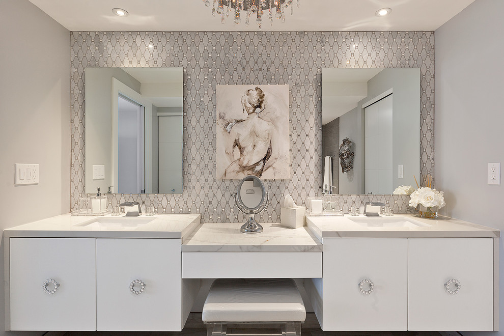 Идея дизайна: главная ванная комната среднего размера в современном стиле с плоскими фасадами, белыми фасадами, серой плиткой, плиткой мозаикой, серыми стенами, накладной раковиной и белой столешницей