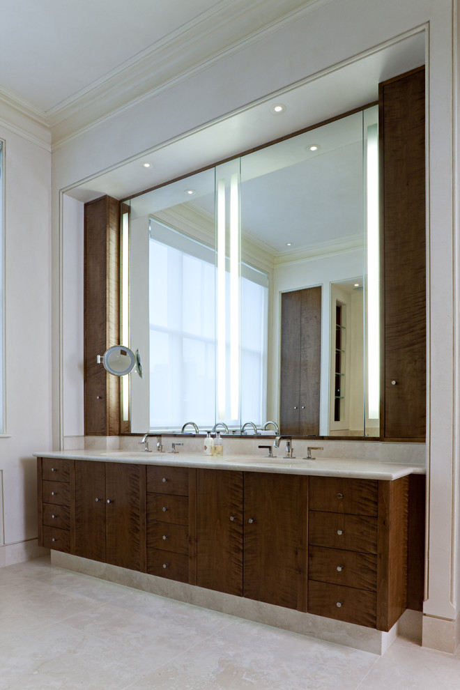 Immagine di una stanza da bagno contemporanea con ante lisce, ante in legno bruno e piastrelle beige