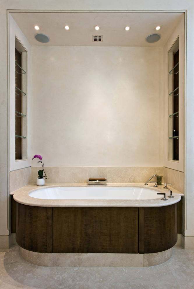 Imagen de cuarto de baño actual con bañera empotrada y ventanas