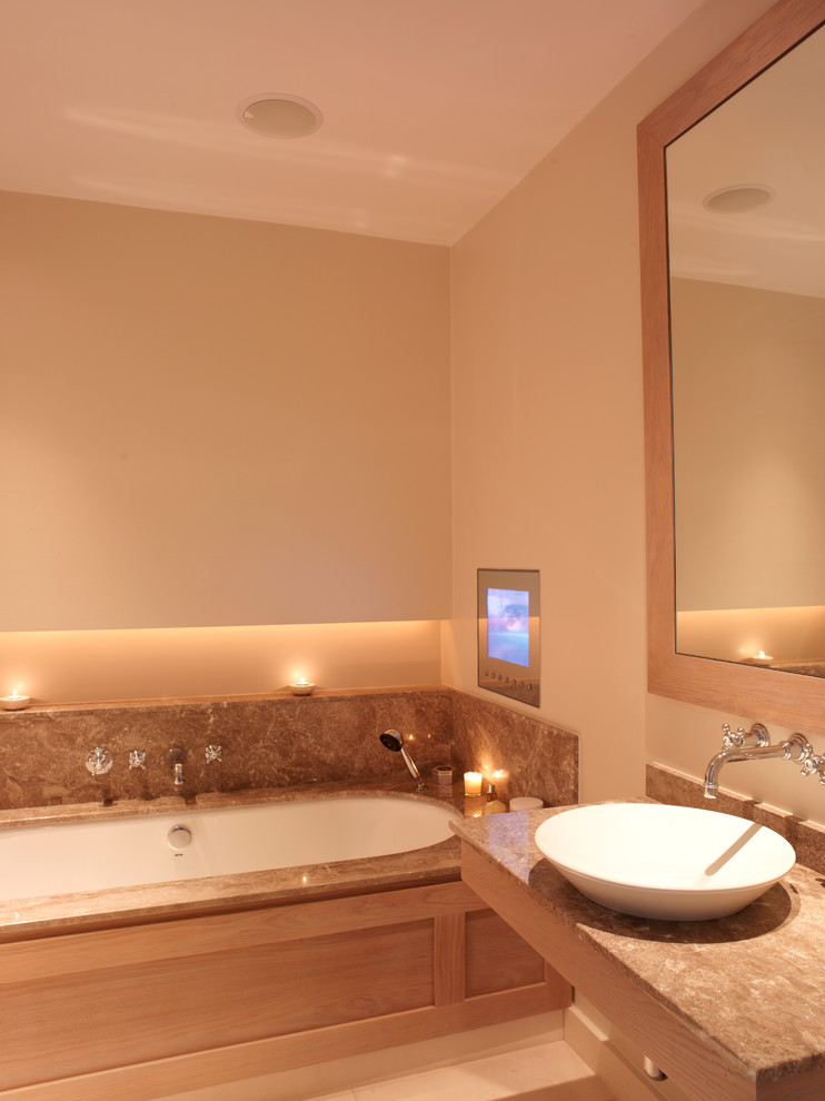 Стильный дизайн: ванная комната в современном стиле с столешницей из гранита и настольной раковиной - последний тренд