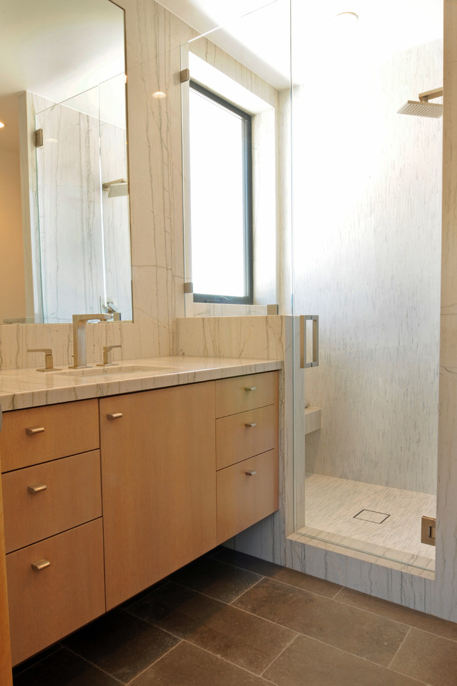 Imagen de cuarto de baño principal contemporáneo de tamaño medio con armarios con paneles lisos, puertas de armario de madera clara, paredes blancas y lavabo bajoencimera