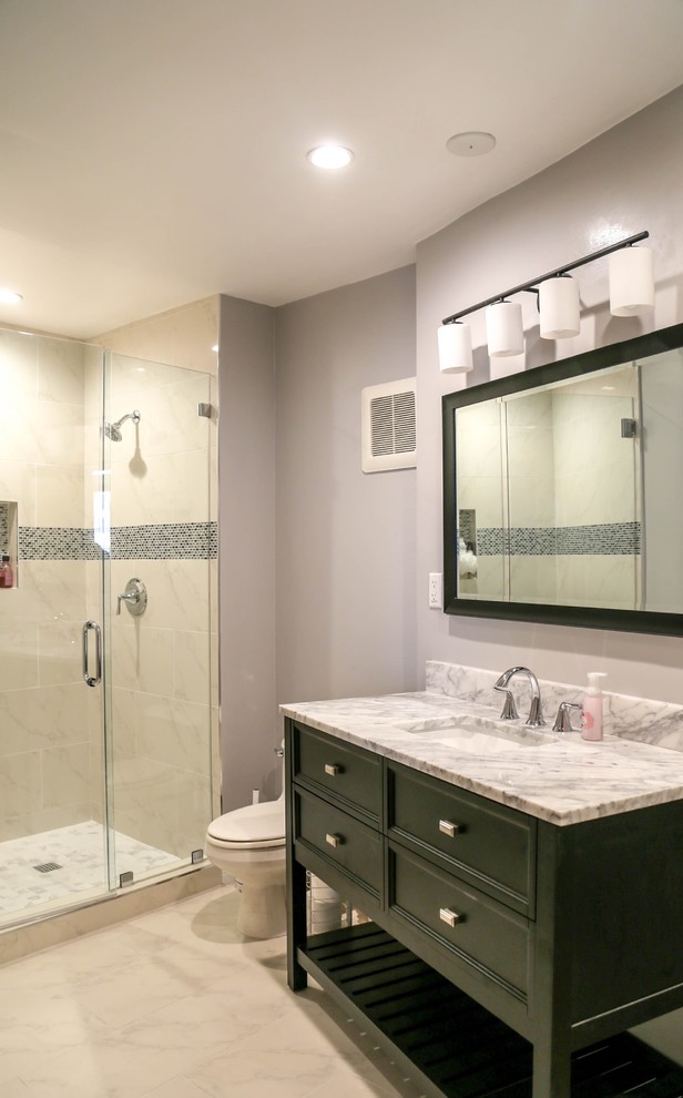 Exempel på ett mellanstort modernt vit vitt badrum, med bruna skåp, en dusch i en alkov, en toalettstol med separat cisternkåpa, beige kakel, porslinskakel, grå väggar, klinkergolv i porslin, ett undermonterad handfat, marmorbänkskiva, vitt golv och dusch med gångjärnsdörr