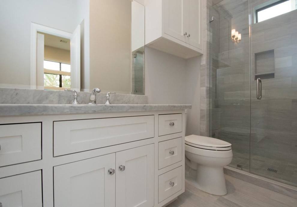 Modern inredning av ett stort grå grått badrum, med skåp i shakerstil, vita skåp, en dubbeldusch, en toalettstol med separat cisternkåpa, grå kakel, skifferkakel, grå väggar, skiffergolv, ett undermonterad handfat, granitbänkskiva, grått golv och dusch med gångjärnsdörr