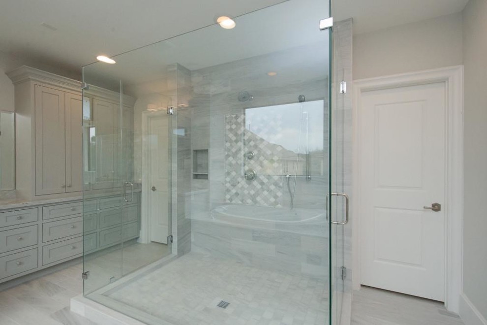 Cette image montre une grande salle de bain principale design avec un placard à porte shaker, des portes de placard grises, une baignoire en alcôve, une douche double, WC séparés, un carrelage gris, un carrelage de pierre, un mur gris, un sol en ardoise, un lavabo encastré, un plan de toilette en quartz, un sol gris, une cabine de douche à porte battante et un plan de toilette blanc.