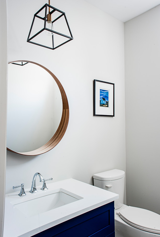 Immagine di una piccola stanza da bagno con doccia tradizionale con ante lisce, ante nere, WC a due pezzi, pareti bianche, lavabo da incasso e top in quarzo composito