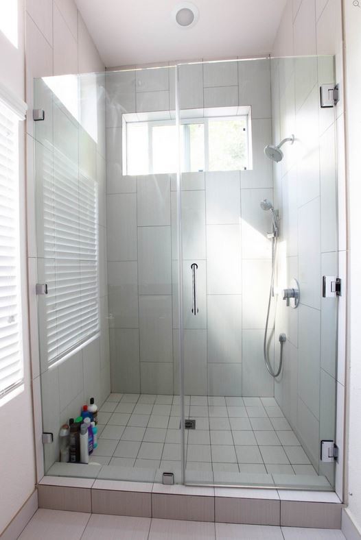 Пример оригинального дизайна: большая главная ванная комната в современном стиле с душем в нише, серой плиткой, керамической плиткой, белыми стенами и полом из керамической плитки