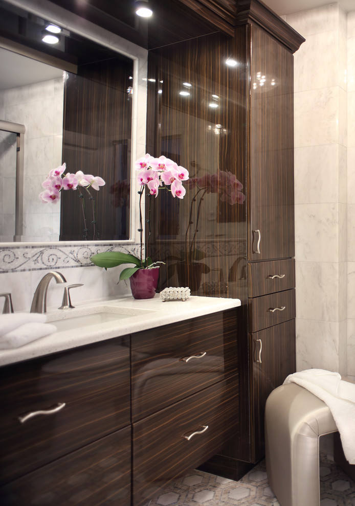 Bild på ett mellanstort funkis en-suite badrum, med ett undermonterad handfat, släta luckor, bruna skåp, bänkskiva i onyx, en dusch i en alkov, en toalettstol med hel cisternkåpa, grå kakel, stenkakel, grå väggar och marmorgolv