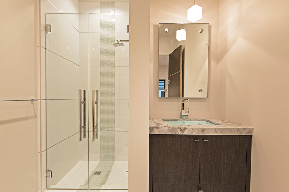 Immagine di una stanza da bagno con doccia design di medie dimensioni con ante lisce, ante in legno bruno, doccia alcova, pareti beige, lavabo sottopiano, pavimento bianco e porta doccia a battente