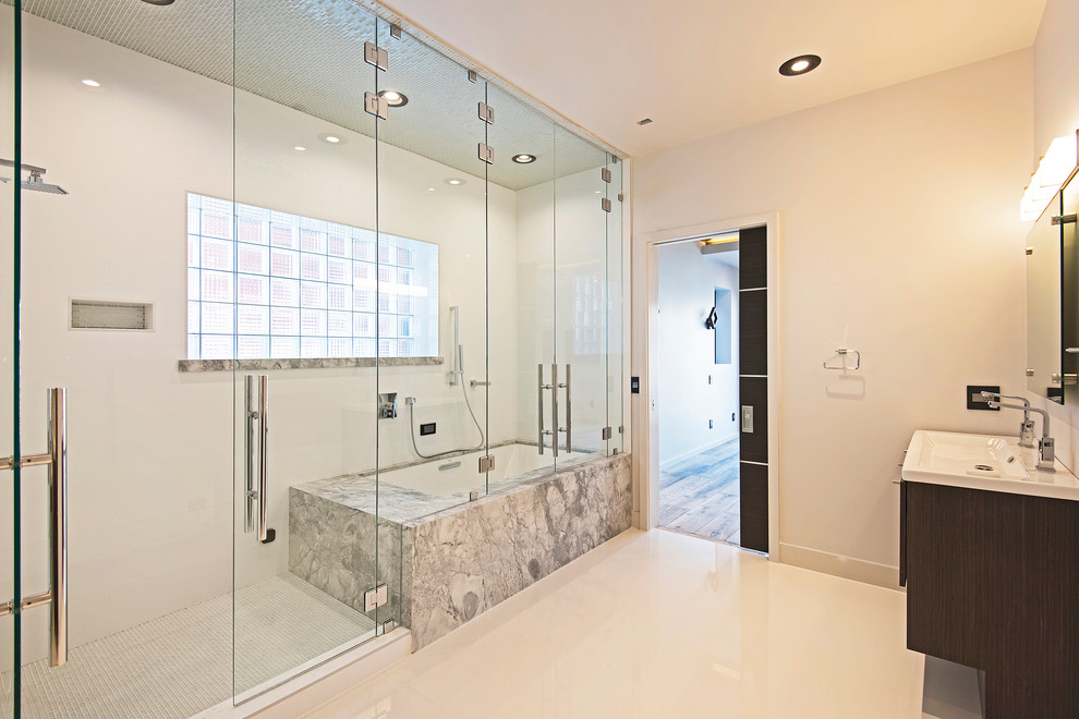 Exempel på ett stort modernt en-suite badrum, med släta luckor, skåp i mörkt trä, ett undermonterat badkar, våtrum, vita väggar, ett integrerad handfat, vitt golv och dusch med gångjärnsdörr