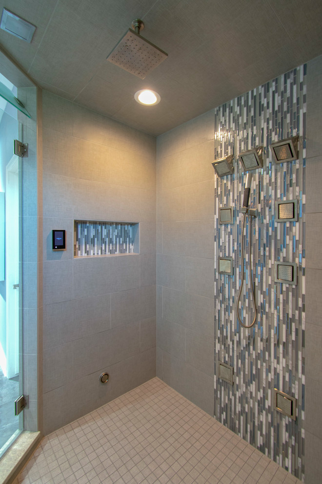 Idéer för att renovera ett stort funkis vit vitt en-suite badrum, med släta luckor, vita skåp, en hörndusch, flerfärgad kakel, mosaik, blå väggar, klinkergolv i porslin, ett undermonterad handfat, bänkskiva i kvartsit, grått golv och dusch med gångjärnsdörr
