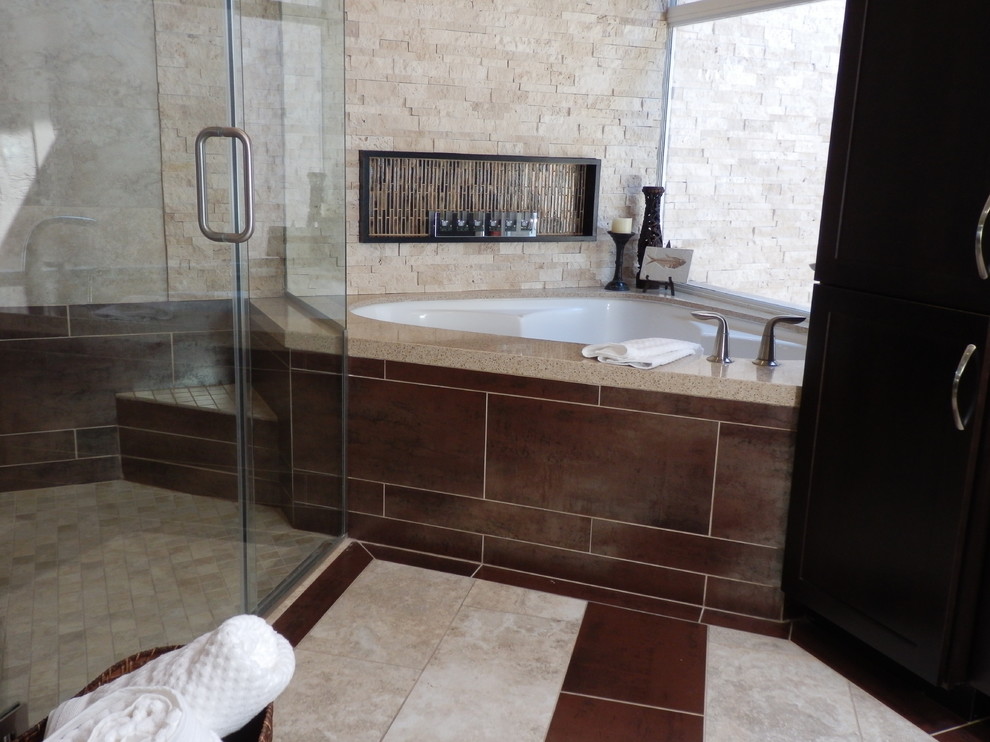 Exemple d'une salle de bain principale tendance en bois foncé de taille moyenne avec un lavabo encastré, un placard à porte shaker, un plan de toilette en quartz modifié, une baignoire encastrée, une douche d'angle, WC à poser, un carrelage beige, des carreaux de porcelaine, un mur orange et un sol en carrelage de porcelaine.