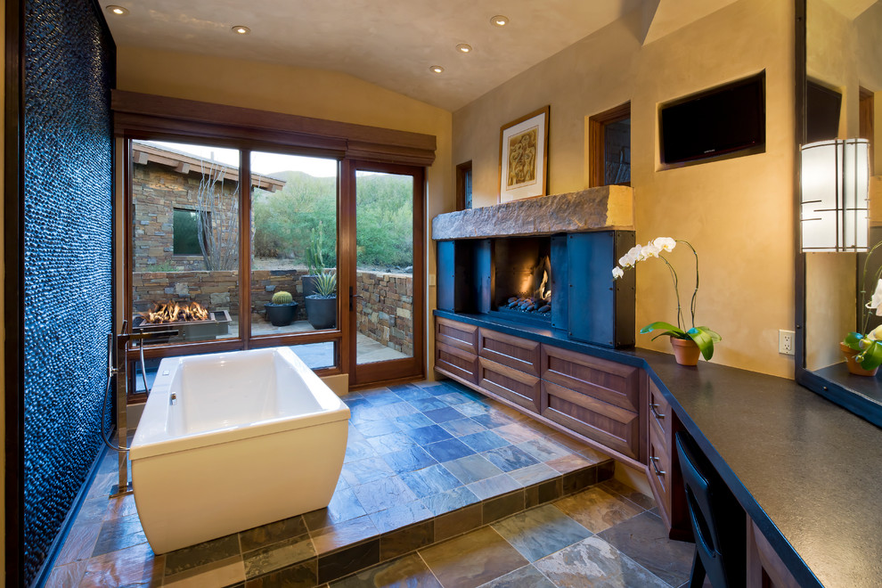 Modernes Badezimmer En Suite mit Schrankfronten im Shaker-Stil, hellbraunen Holzschränken, freistehender Badewanne und Schieferboden in Phoenix