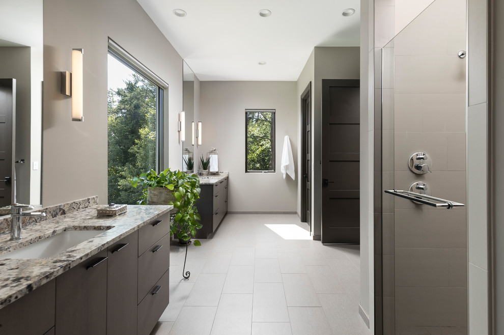 Modelo de cuarto de baño principal contemporáneo con armarios con paneles lisos, paredes grises, lavabo bajoencimera, suelo gris, encimeras multicolor y puertas de armario de madera en tonos medios